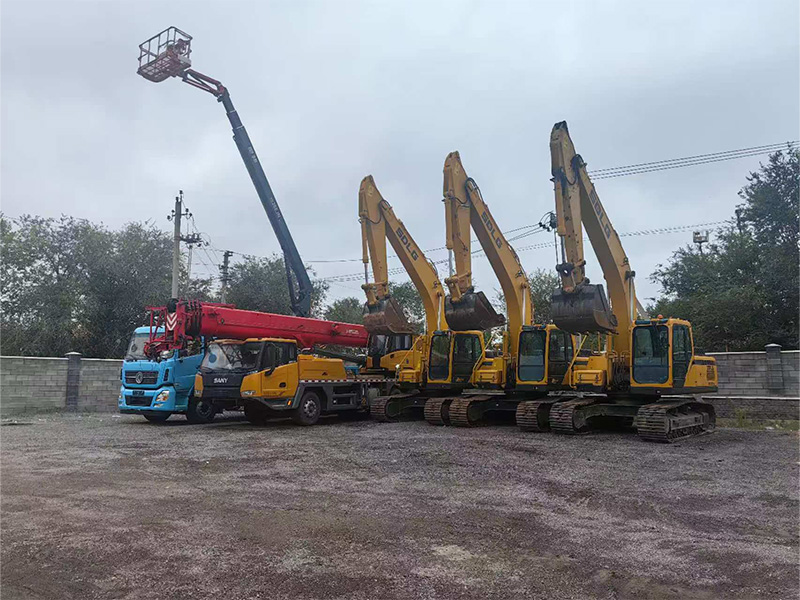 Inventaire de machines de construction en entrepôt